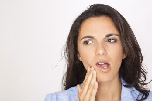 Thói quen nhai một bên: hầu hết mọi người có thói quen chỉ nhai một phía nhưng tốt hơn hết bạn nên tập thói quen nhai cả hai bên. Nhai một bên trong thời gian dài sẽ khiến khuôn mặt bất cân xứng. Điều này cũng không tốt cho sức khỏe hàm của bạn. Ảnh minh họa
