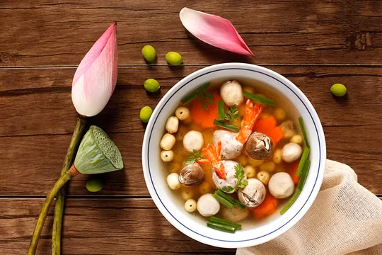 Canh hạt sen nấu thịt nạc: Hạt sen có thể điều tỳ bổ thận. Bách hợp giúp nhuận phế ninh tâm, trị hư nhược, điều tiết chức năng thần kinh, phòng trị bệnh đới hạ, bảo vệ sức khỏe. Ảnh minh họa Canh hạt sen nấu thịt nạc: Hạt sen có thể điều tỳ bổ thận. Bách hợp giúp nhuận phế ninh tâm, trị hư nhược, điều tiết chức năng thần kinh, phòng trị bệnh đới hạ, bảo vệ sức khỏe. Ảnh minh họa