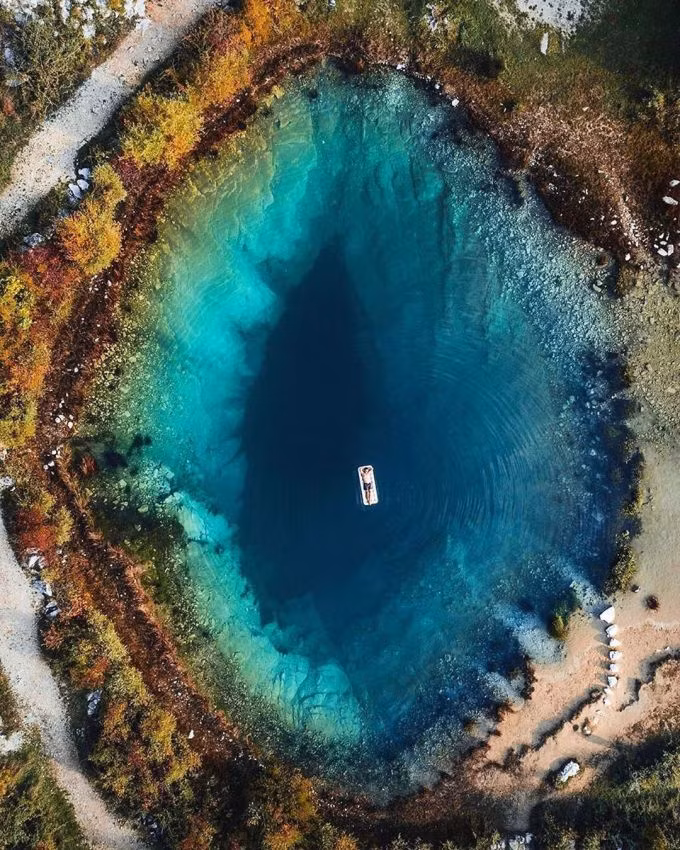 Đầu nguồn của sông Cetina dài hơn 100 km đổ ra biển Adriatic là một hồ chứa nước nhỏ, bắt nguồn từ một con suối nằm tại Milasevo, gần làng Cetina. Cetina là con sông nhiều nước nhất ở vùng Dalmatia, và chảy dưới chân Dirana, khối núi cao nhất tại Croatia. Ảnh: Unusualplaces