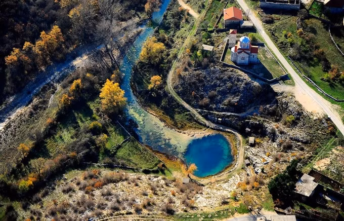 Sông Cetina là một viên ngọc quý của vùng Dalmatia ở Croatia, hòa mình giữa vẻ đẹp ngoạn mục của thiên nhiên và di sản văn hóa.