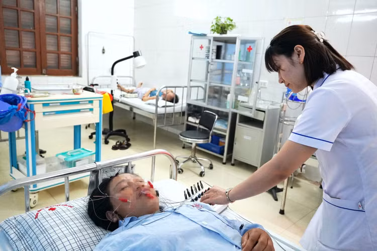 Người phụ nữ 47 tuổi bất ngờ bị méo miệng, sau khi ngủ phòng điều hòa. Ảnh BVCC