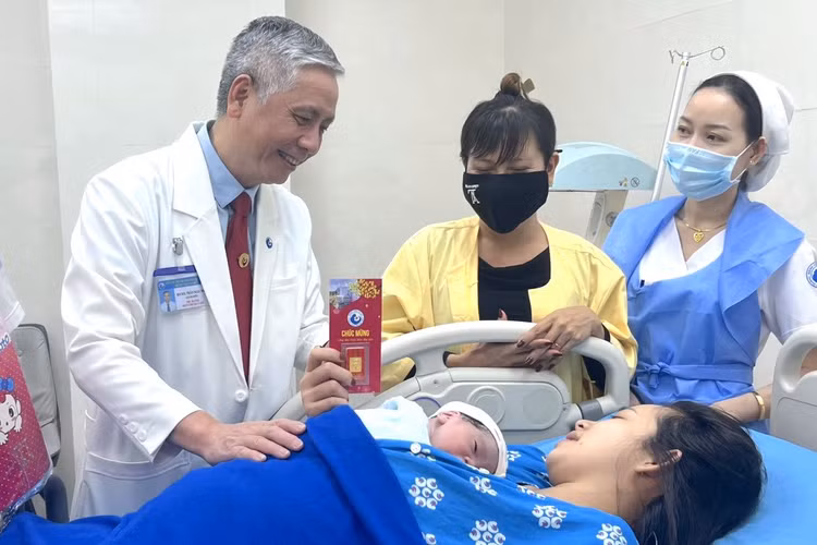 Món quà đầu năm mới của lãnh đạo bệnh viện đến những em bé đầu tiên của năm. Ảnh: Vietnamnet Món quà đầu năm mới của lãnh đạo bệnh viện đến những em bé đầu tiên của năm. Ảnh: Vietnamnet
