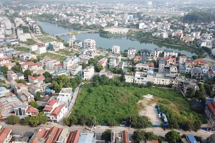 "Đất vàng" tại trung tâm TP Thái Nguyên bị bỏ hoang hơn 1 thập kỷ qua. "Đất vàng" tại trung tâm TP Thái Nguyên bị bỏ hoang hơn 1 thập kỷ qua.