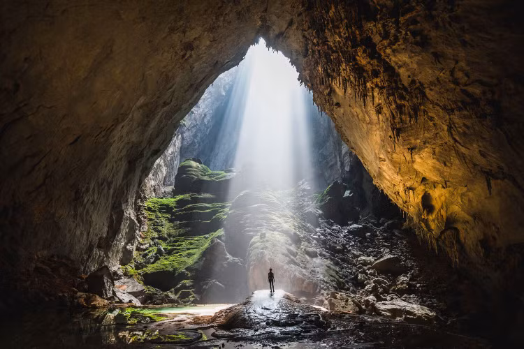 Khoảnh khắc tia nắng chiếu vào Vọng Khủng Long. Ảnh Oxalis Adventure