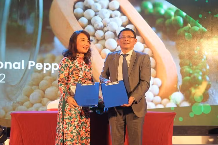 Bà Hoàng Thị Liên - Chủ tịch Hiệp hội Hồ tiêu Việt Nam (VPA) ký kết hợp tác triển khai xây dựng chuỗi cung ứng Hồ tiêu và các cây gia vị cùng Phó Chủ tịch Thường trực UBND tỉnh Đắk Lắk Nguyễn Tuấn Hà. Ảnh: Kim Bảo.