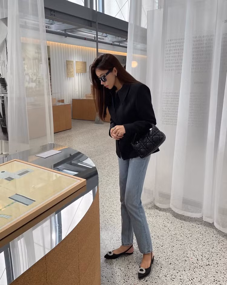 Khi kết hợp áo khoác đen với quần jeans ống bó, vẻ ngoài của các nàng sẽ tăng thêm phần thanh lịch, trẻ trung. Thêm đôi mũi nhọn phù hợp với bộ đồ sang trọng, đồng thời tăng thêm hiệu quả "hack" dáng.