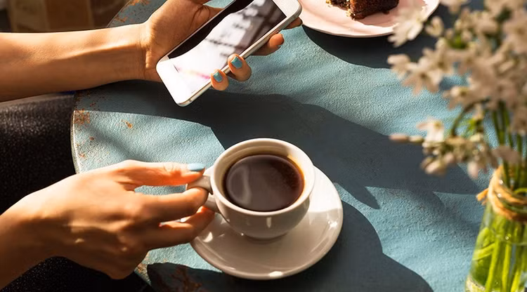 Uống cà phê hoặc trà: Các loại thức uống như cà phê và trà không chỉ giúp duy trì sự tỉnh táo do chứa caffeine, mà còn nuôi dưỡng lợi khuẩn đường ruột nhờ cung cấp các vi chất dinh dưỡng thực vật gọi là polyphenol. Nghiên cứu quy mô lớn cho thấy những thức uống buổi sáng này mang đến lợi ích to lớn cho sức khỏe tổng thể, bao gồm cả hệ tiêu hóa, nhưng nhớ là không thêm nhiều đường. Ảnh Internet Uống cà phê hoặc trà: Các loại thức uống như cà phê và trà không chỉ giúp duy trì sự tỉnh táo do chứa caffeine, mà còn nuôi dưỡng lợi khuẩn đường ruột nhờ cung cấp các vi chất dinh dưỡng thực vật gọi là polyphenol. Nghiên cứu quy mô lớn cho thấy những thức uống buổi sáng này mang đến lợi ích to lớn cho sức khỏe tổng thể, bao gồm cả hệ tiêu hóa, nhưng nhớ là không thêm nhiều đường. Ảnh Internet