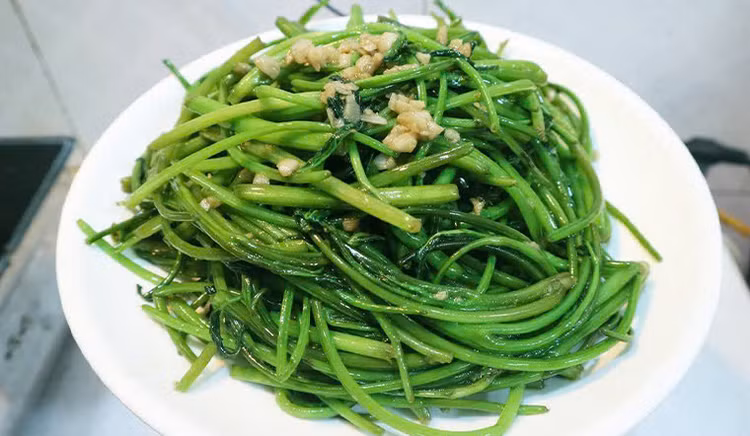 Cải thiện tình trạng béo phì: Cây rau khoai lang chứa rất ít tinh bột và nhiều chất xơ nên rất phù hợp với những người bị thừa cân, béo phì. Bổ sung rau lang vào chế độ ăn kiêng vừa làm giảm cảm giác thèm ăn, vừa cung cấp đủ dưỡng chất cho cơ thể. Ảnh Internet Cải thiện tình trạng béo phì: Cây rau khoai lang chứa rất ít tinh bột và nhiều chất xơ nên rất phù hợp với những người bị thừa cân, béo phì. Bổ sung rau lang vào chế độ ăn kiêng vừa làm giảm cảm giác thèm ăn, vừa cung cấp đủ dưỡng chất cho cơ thể. Ảnh Internet