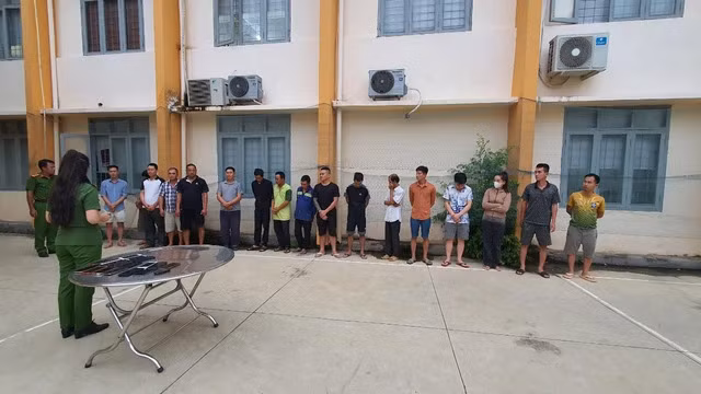 Đường dây cá độ bóng đá với giao dịch hàng trăm tỉ đồng. Đường dây cá độ bóng đá với giao dịch hàng trăm tỉ đồng.