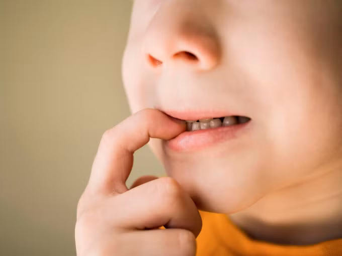 Tay và móng tay chứa rất nhiều virus, vi khuẩn. Ảnh minh họa