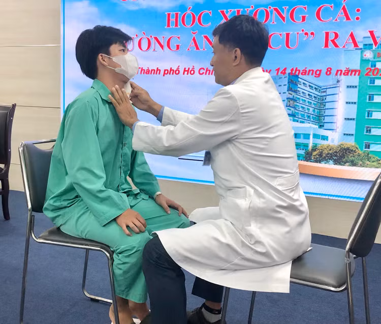 Bệnh nhân được bác sĩ thăm khám, kiểm tra sau phẫu thuật. Ảnh baodanviet