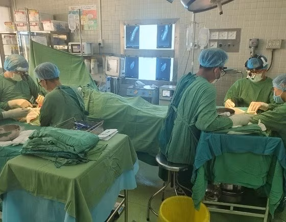 Các bác sĩ đang tiến hành phẫu thuật cho bệnh nhân nhi. Ảnh: BVCC/ SGGP