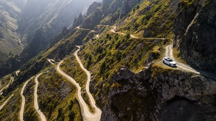 Nối tỉnh Đông Bắc Anatolia của Thổ Nhĩ Kỳ với Biển Đen, con đường núi D915 sở hữu nhiều ngã rẽ và đoạn dốc nguy hiểm. Ngay cả với những tài xế lành nghề nhất, việc vượt qua cung đường này là rất nguy hiểm. Nối tỉnh Đông Bắc Anatolia của Thổ Nhĩ Kỳ với Biển Đen, con đường núi D915 sở hữu nhiều ngã rẽ và đoạn dốc nguy hiểm. Ngay cả với những tài xế lành nghề nhất, việc vượt qua cung đường này là rất nguy hiểm.