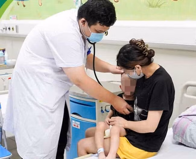 Bác sĩ thăm khám cho một trường hợp điều trị tại Khoa Cấp cứu và Chống độc Bệnh viện Nhi Trung ương. Ảnh BVCC