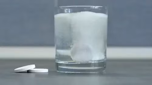Cô gái nhập viện cấp cứu sau khi uống 9 viên paracetamol hạ sốt. Ảnh minh họa