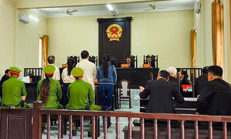 Các bị cáo tại phiên tòa xét xử sơ thẩm. Các bị cáo tại phiên tòa xét xử sơ thẩm.