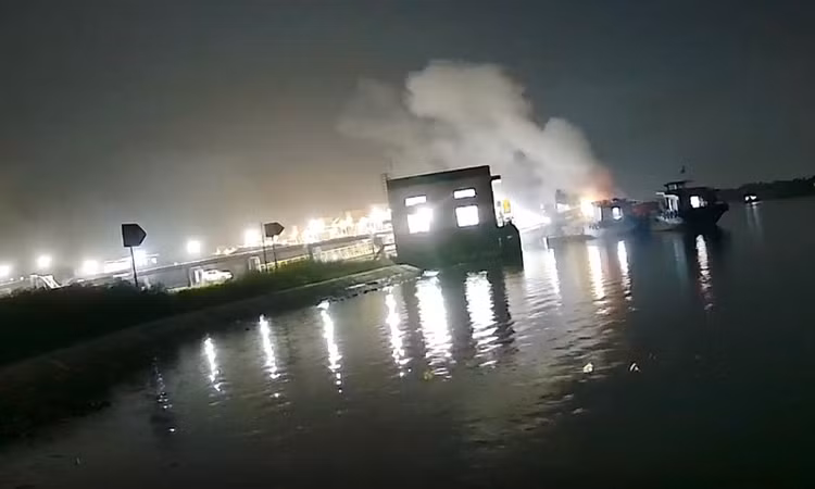 Thời gian gần đây, sau khi người dân phản ánh, việc vận chuyển tro xỉ được chuyển sang đêm tối nhưng vẫn gây bụi