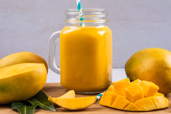 Sinh tố xoài: Xoài giàu vitamin, khoáng chất nhưng chứa ít chất béo và calo nên có lợi trong việc cung cấp năng lượng. Không chỉ vậy, sinh tố xoài còn có công dụng làm chậm quá trình lão hóa, tăng cường thị lực và cải thiện sức khỏe tim mạch. Ảnh minh họa
