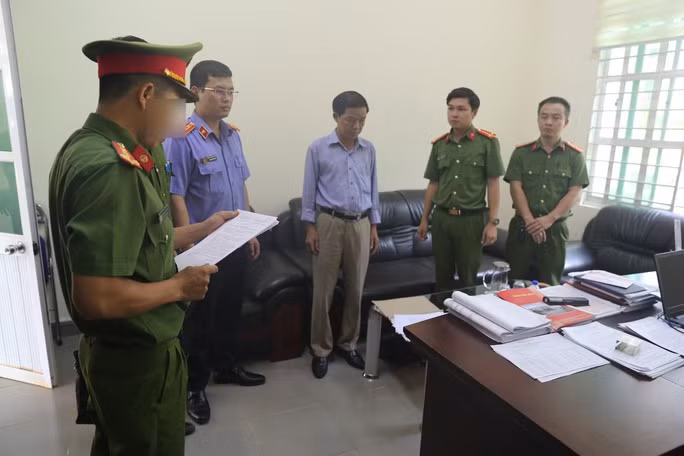 Cơ quan công an tống đạt quyết định khởi tố bị can. Cơ quan công an tống đạt quyết định khởi tố bị can.