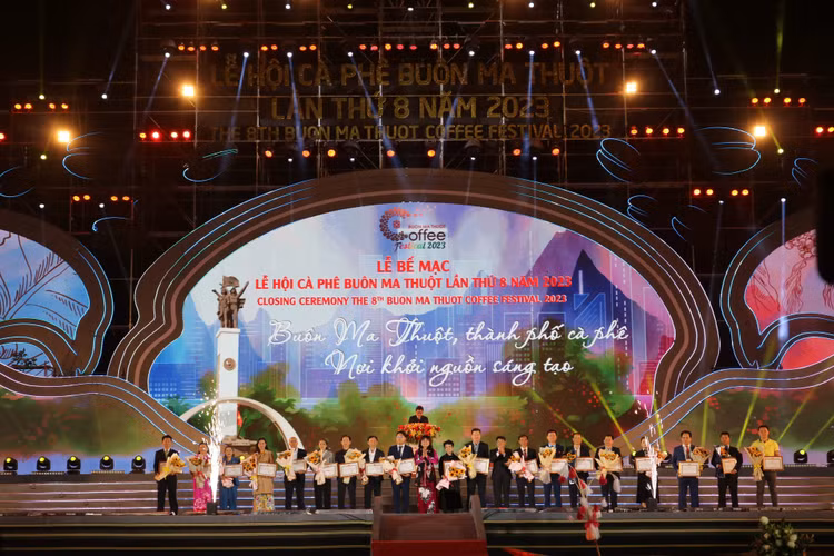 Lãnh đạo tỉnh Đắk Lắk tặng Bằng khen của Chủ tịch UBND tỉnh cho các nhà tài trợ cho Lễ hội Cà phê Buôn Ma Thuột lần thứ 8 năm 2023.