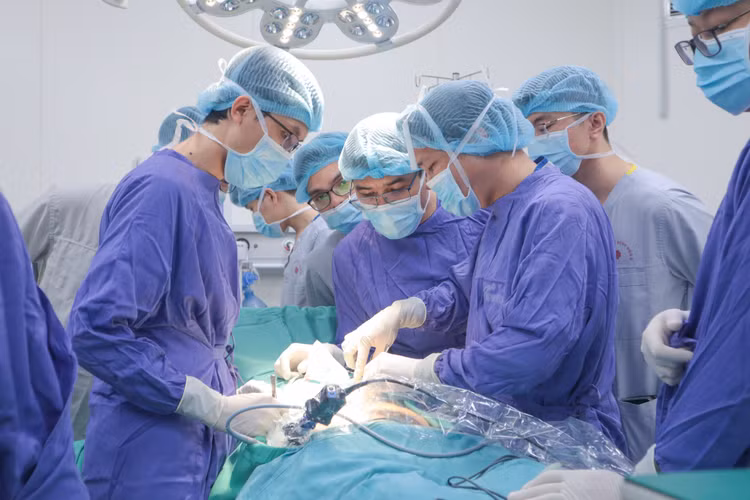 Bệnh nhi được chỉ định phẫu thuật nội soi cấp cứu khâu lỗ thủng hành tá tràng có kích thước 5 mm. Ảnh BVCC Bệnh nhi được chỉ định phẫu thuật nội soi cấp cứu khâu lỗ thủng hành tá tràng có kích thước 5 mm. Ảnh BVCC