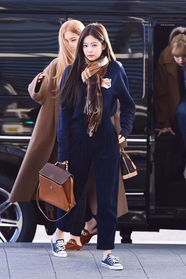 Với những cô nàng nấm lùn, nên ghim ngay công thức của Jennie khi sơ vin áo nỉ và quần vải. Lối lên đồ này giúp cô có tổng thể gọn gàng và trông cao ráo hơn Với những cô nàng nấm lùn, nên ghim ngay công thức của Jennie khi sơ vin áo nỉ và quần vải. Lối lên đồ này giúp cô có tổng thể gọn gàng và trông cao ráo hơn