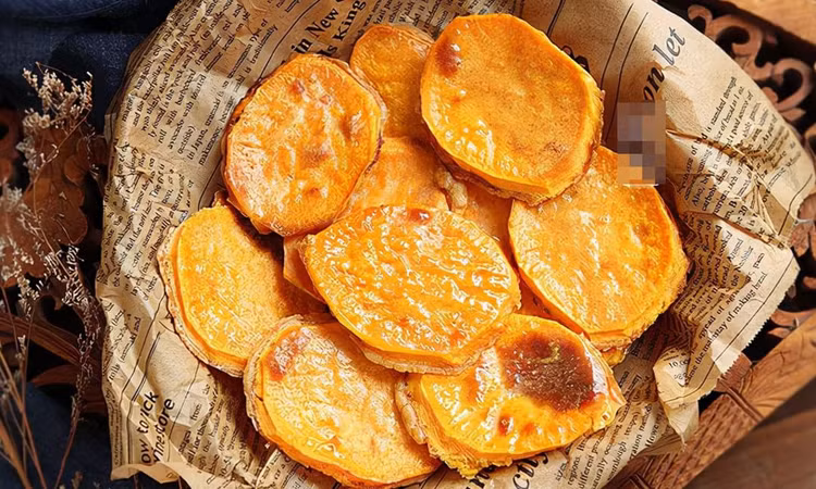 Khoai lang: Khoai lang là một nguồn cung cấp chất xơ và vitamin dồi dào, rất tốt cho sức khỏe trong suốt cả ngày. Tuy nhiên, ăn khoai lang vào bữa tối có thể gây ra một số vấn đề không mong muốn. Khoai lang có tính nóng, dễ gây trào ngược dạ dày, đặc biệt với những người có dạ dày yếu. Khi ăn vào buổi tối, khi cơ thể đã bắt đầu quá trình nghỉ ngơi, khả năng tiêu hóa chậm lại có thể dẫn đến tình trạng chướng bụng và khó chịu. Nếu bạn yêu thích khoai lang, hãy chọn ăn vào buổi sáng hoặc trưa để tận dụng lợi ích mà nó mang lại mà không gây hại cho giấc ngủ. Ảnh minh họa Khoai lang: Khoai lang là một nguồn cung cấp chất xơ và vitamin dồi dào, rất tốt cho sức khỏe trong suốt cả ngày. Tuy nhiên, ăn khoai lang vào bữa tối có thể gây ra một số vấn đề không mong muốn. Khoai lang có tính nóng, dễ gây trào ngược dạ dày, đặc biệt với những người có dạ dày yếu. Khi ăn vào buổi tối, khi cơ thể đã bắt đầu quá trình nghỉ ngơi, khả năng tiêu hóa chậm lại có thể dẫn đến tình trạng chướng bụng và khó chịu. Nếu bạn yêu thích khoai lang, hãy chọn ăn vào buổi sáng hoặc trưa để tận dụng lợi ích mà nó mang lại mà không gây hại cho giấc ngủ. Ảnh minh họa