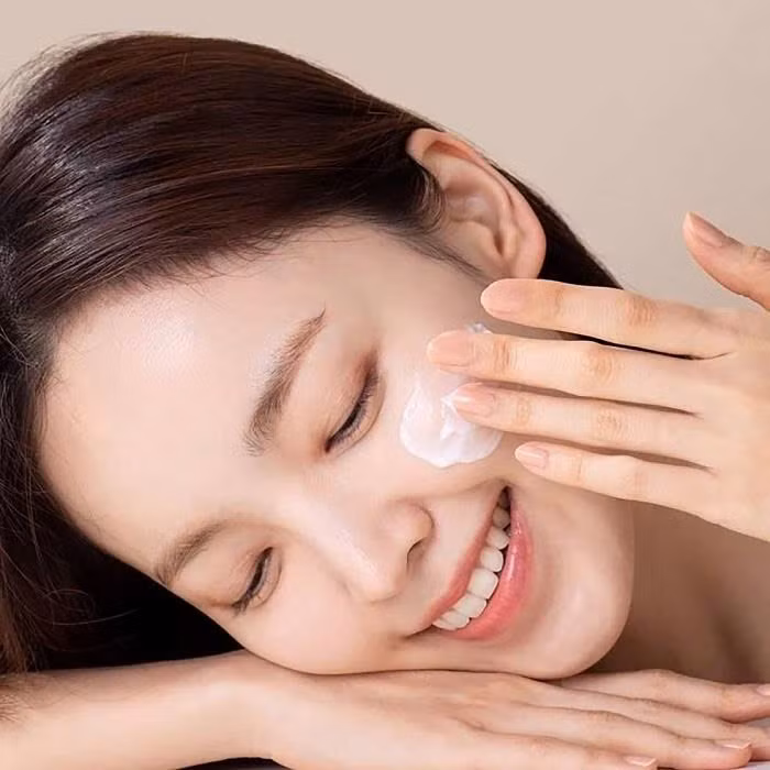 Kem chống nắng được ví như "trợ thủ đắc lực" trong việc giữ gìn làn da của mọi người. Ảnh Internet