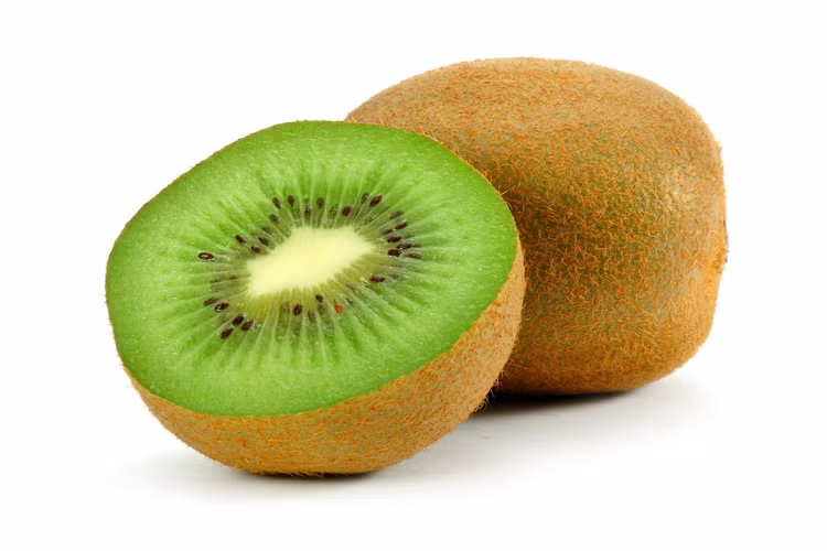 Kiwi là một loại trái cây được khuyến khích nên ăn nhiều vì rất tốt cho sức khỏe. Nên ăn nhiều kiwi vào mùa đông vì mùa đông cơ thể thường khô, thiếu nước nghiêm trọng, mà quả kiwi rất giàu vitamin C, E, Kali, acid folic có tác dụng chống oxy hóa, cung cấp ẩm cho da, làm cho da căng mướt không bị nứt nẻ. Thường xuyên ăn kiwi sẽ giúp xóa mờ nếp nhăn, ngăn ngừa da khô, chống tắc nghẽn mạch máu.