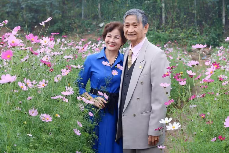 Thầy giáo Trần Phú Thế Cường có cuộc sống hạnh phúc bên người bạn đời. Thầy giáo Trần Phú Thế Cường có cuộc sống hạnh phúc bên người bạn đời.