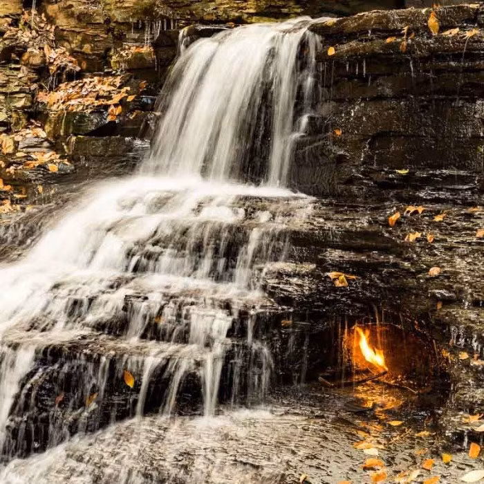 Thác Eternal Flame nằm trong khuôn viên của công viên Chestnut Ridge thuộc thành phố Buffalo (tiểu bang New York), Mỹ. Người ta vẫn nói về vẻ đẹp khó tin của thác nước này khi có sự kết hợp tuyệt đẹp giữa những thứ tưởng như đối nghịch lửa và nước, bất chấp quy luật của tự nhiên. Ảnh Wiki