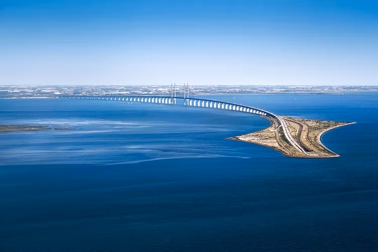 The Oresund được thiết kế bởi kiến trúc sư Đan Mạch George K.S. Rotne, bắt đầu từ thủ đô Copenhagen của Đan Mạch và kết thúc tại thành phố Malmo, Thụy Điển. Ảnh Along Walker