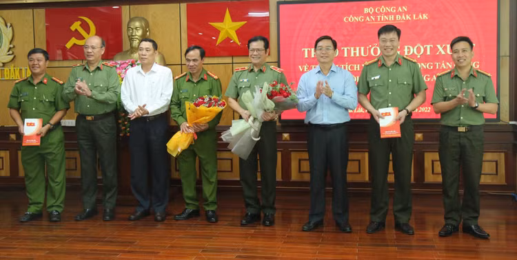 Lãnh đạo tỉnh Đắk Lắk khen thưởng lực lượng Công an tỉnh.