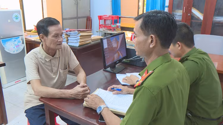 Đối tượng Hoàng Nho Thanh (75 tuổi) tại cơ quan công an.