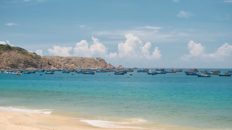 Tọa lạc tại một vị trí vô cùng đắc địa với ba hướng tựa lưng núi và một hướng giáp biển, làng chài Nhơn Lý thừa hưởng cho mình những vẻ đẹp thơ mộng, bình yên mà mẹ thiên nhiên đã ban tặng bao quanh bởi những đồi núi cao và hương gió của biển cả. Ảnh Internet