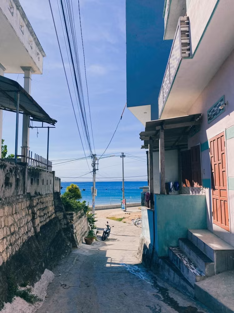 Những cung đường chính ở làng chài Nhơn Lý đều dẫn ra hướng biển và khu vực bến cá chính là trung tâm của làng chài. Ảnh Gotadi