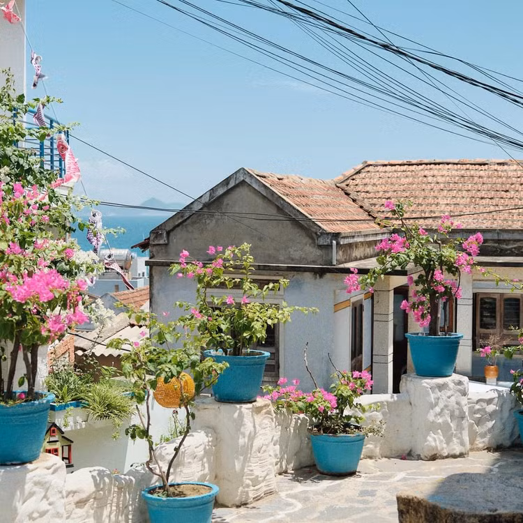 Làng chài Nhơn Lý cũng sở hữu vô vàn những góc chụp hình sống ảo không khác gì những ngôi làng nổi tiếng ở “xứ sở kim chi” Hàn Quốc.