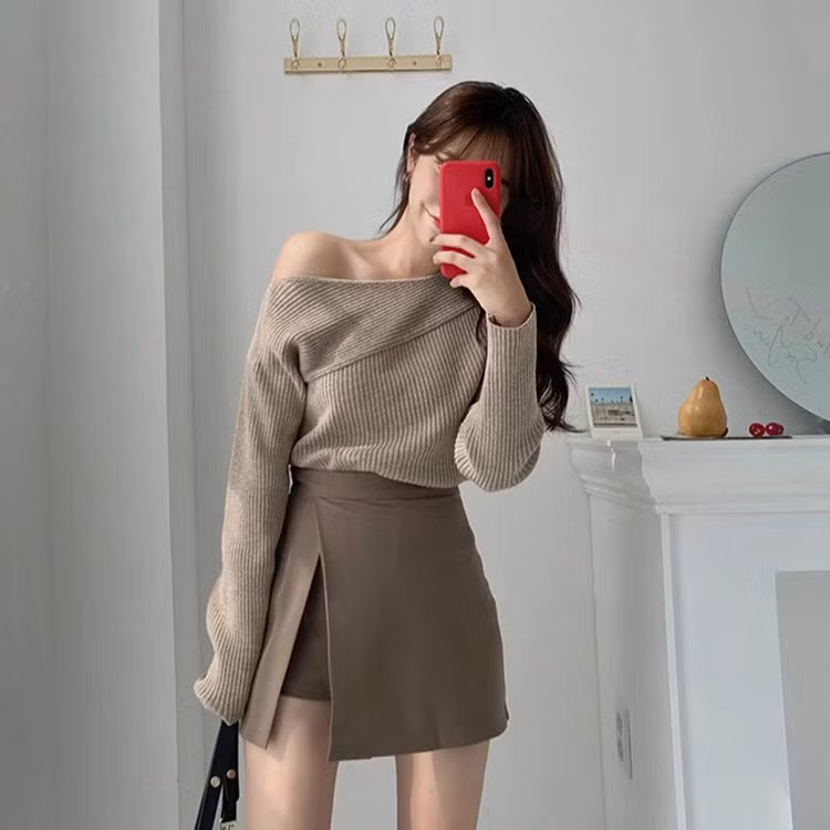 Chẳng cần cầu kì, diện áo len mỏng với chân váy chữ A giúp các nàng 'ăn gian' chiều cao, tươi sáng, trẻ trung năng động.