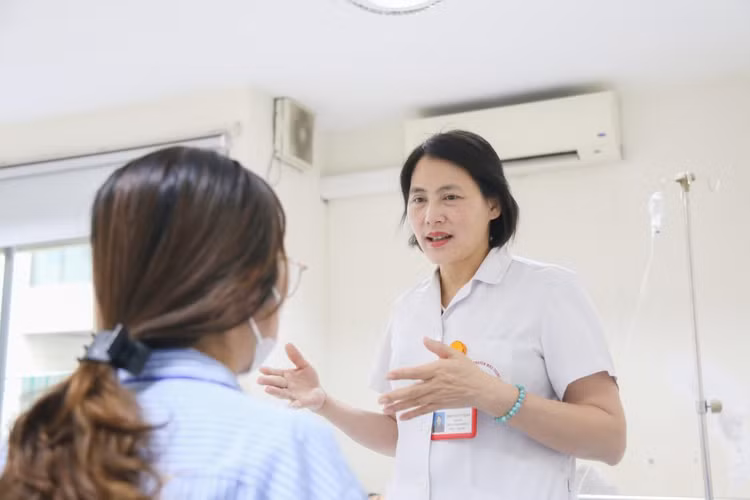TS.BS. Nguyễn Thị Mai khám và tư vấn cho người bệnh rối loạn chảy máu. Ảnh: Gia Thắng