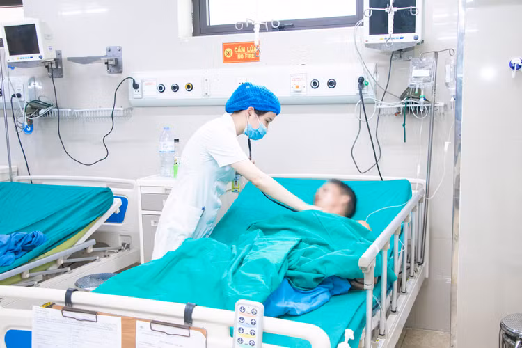 Chăm sóc bệnh nhân sau phẫu thuật. Ảnh BVCC Chăm sóc bệnh nhân sau phẫu thuật. Ảnh BVCC