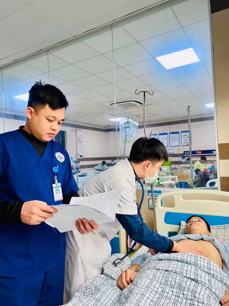 Bác sĩ thăm khám cho bệnh nhân. Ảnh TTYT huyện Tân Sơn