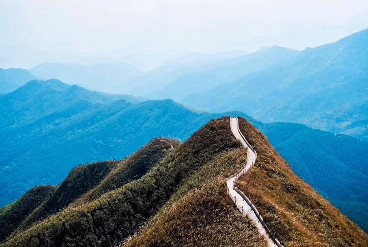 Để ngắm nhìn trọn vẹn khung cảnh hùng vĩ xen lẫn một chút thơ mộng của sống lưng Bình Liêu, bạn nên đến Bình Liêu vào tháng 10 đến tháng 11 hàng năm. Ảnh Sang Doang Dang