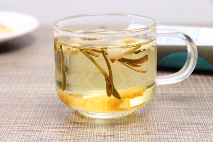 Tăng cường hệ miễn dịch: Trong thành phần của kim ngân hoa chứa nhiều hoạt chất quý giá như flavonoid, saponin, acid chlorogenic và các loại tinh dầu, có tác dụng kích thích hệ miễn dịch, tăng cường khả năng phòng vệ tự nhiên của cơ thể chống lại các tác nhân gây bệnh. Nhờ đó, việc sử dụng kim ngân hoa thường xuyên có thể giúp giảm đáng kể nguy cơ mắc các bệnh cảm cúm, viêm họng, viêm đường hô hấp và các bệnh nhiễm trùng khác, đặc biệt là trong những thời điểm giao mùa hoặc khi cơ thể bị suy yếu. Ảnh minh họa Tăng cường hệ miễn dịch: Trong thành phần của kim ngân hoa chứa nhiều hoạt chất quý giá như flavonoid, saponin, acid chlorogenic và các loại tinh dầu, có tác dụng kích thích hệ miễn dịch, tăng cường khả năng phòng vệ tự nhiên của cơ thể chống lại các tác nhân gây bệnh. Nhờ đó, việc sử dụng kim ngân hoa thường xuyên có thể giúp giảm đáng kể nguy cơ mắc các bệnh cảm cúm, viêm họng, viêm đường hô hấp và các bệnh nhiễm trùng khác, đặc biệt là trong những thời điểm giao mùa hoặc khi cơ thể bị suy yếu. Ảnh minh họa
