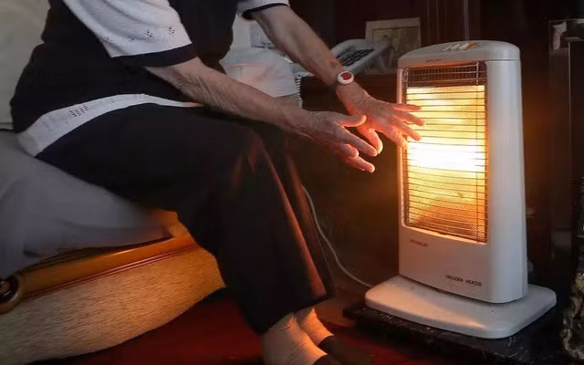 Mùa đông, bí quyết sử dụng đèn sưởi an toàn và tiết kiệm điện. Ảnh minh họa