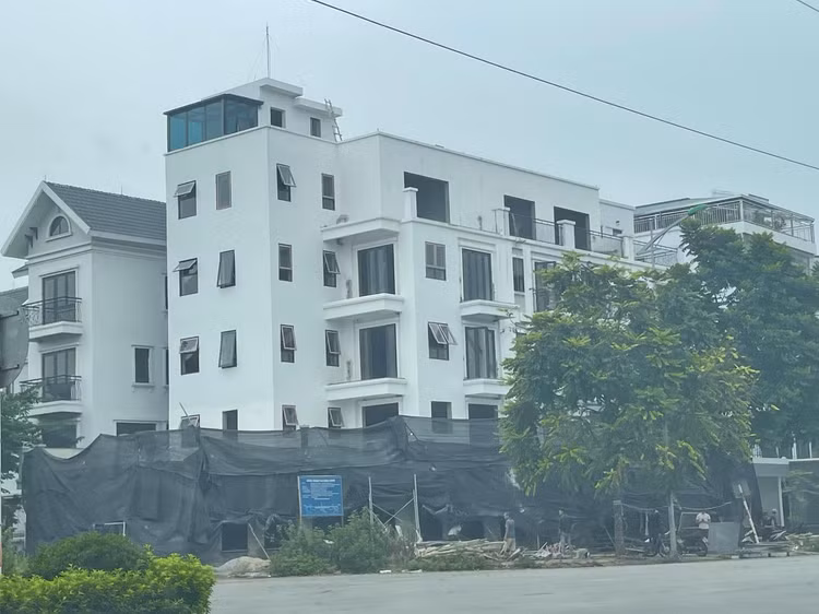 Thông tin với PV, một lãnh đạo phường Xuân Phương (quận Nam Từ Liêm, TP Hà Nội) cho biết, công trình này chỉ được cấp phép 4 tầng 1 lửng. Trong quá trình thi công, chủ nhà có sai phần tum. Phường Xuân Phương đã lập biên bản vi phạm trật tự xây dựng. Ghi nhận của PV cũng cho thấy, công trình này đã hoàn thiện toàn bộ phần thô. Đáng chú ý, công trình vi phạm chỉ nằm cách trụ sở phường Xuân Phương chưa đầy 300 m. Thông tin với PV, một lãnh đạo phường Xuân Phương (quận Nam Từ Liêm, TP Hà Nội) cho biết, công trình này chỉ được cấp phép 4 tầng 1 lửng. Trong quá trình thi công, chủ nhà có sai phần tum. Phường Xuân Phương đã lập biên bản vi phạm trật tự xây dựng. Ghi nhận của PV cũng cho thấy, công trình này đã hoàn thiện toàn bộ phần thô. Đáng chú ý, công trình vi phạm chỉ nằm cách trụ sở phường Xuân Phương chưa đầy 300 m.