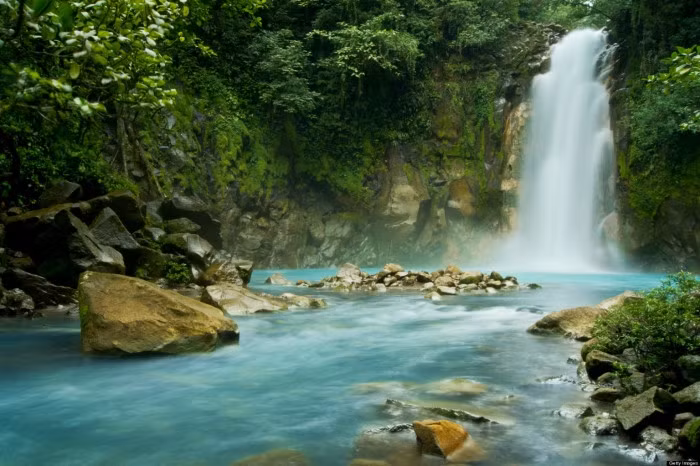 Rừng Monteverde, viên ngọc xanh lục của Costa Rica. Là điểm du lịch sinh thái hàng đầu thế giới, khu rừng này rộng lớn với hệ sinh thái đa dạng, là nơi ẩn mình của hàng ngàn loài thực vật và động vật quý hiếm. Với hơn 2.500 loài thực vật, 100 loài động vật có vú, và 400 loài chim, Rừng quốc gia Monteverde thu hút hơn 70.000 du khách mỗi năm. Monteverde nằm trên cao nguyên cao 1.066,8 m, là khu bảo tồn hoang dã với 6 hệ sinh thái khác nhau trải dài trên 4 ha. Màu xanh mướt của núi rừng hòa quyện cùng màu trắng tinh khôi của đám mây, tạo nên khung cảnh “rừng mây” Monteverde lãng mạn và bí ẩn. Ảnh Mytour