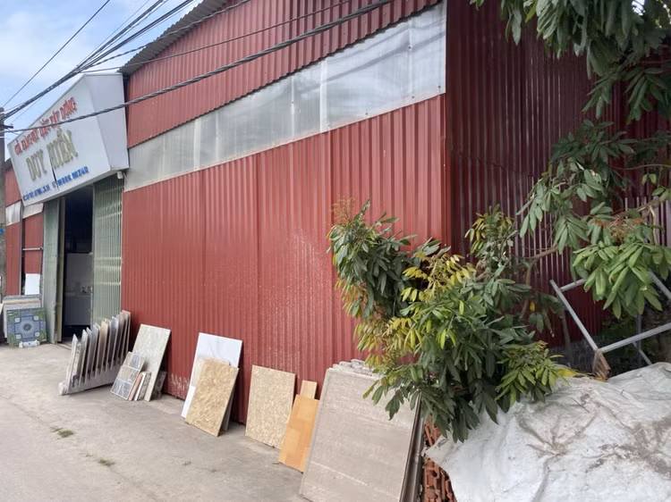 Nhà xưởng kiên cố được dựng lên tại đường liên thôn (Đường TL281). Nhà xưởng kiên cố được dựng lên tại đường liên thôn (Đường TL281).