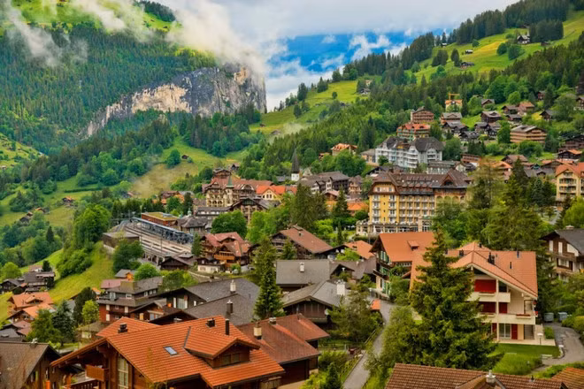 Đến với làng Wengen, thứ thu hút cái nhìn đầu tiên của du khách sẽ là những ngôi nhà bằng gỗ như trong truyện cổ tích thần tiên. Đến với làng Wengen, thứ thu hút cái nhìn đầu tiên của du khách sẽ là những ngôi nhà bằng gỗ như trong truyện cổ tích thần tiên.