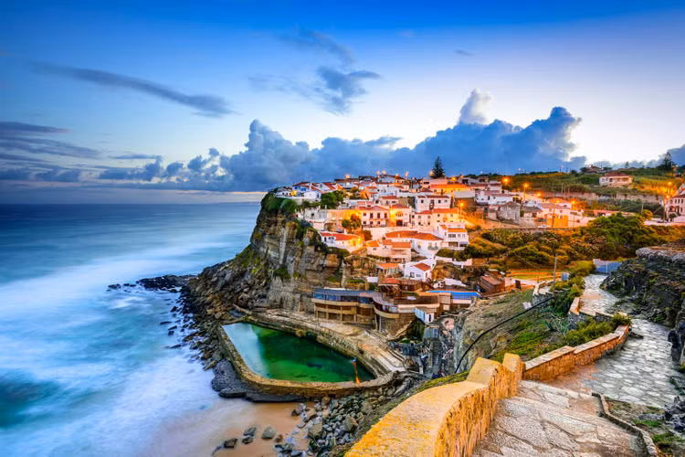 Làng Sintra, Bồ Đào Nha mang một vẻ đẹp vô cùng bí ẩn. Ngôi làng là sự kết hợp hài hòa của rất nhiều phong cách như Roman, Gothic, Phục hưng và Manueline. Không những thế, làng Sintra còn sở hữu một hệ thống hang động dưới lòng đất, hồ, tháp và những khu vườn trải dài vô tận. Làng Sintra, Bồ Đào Nha mang một vẻ đẹp vô cùng bí ẩn. Ngôi làng là sự kết hợp hài hòa của rất nhiều phong cách như Roman, Gothic, Phục hưng và Manueline. Không những thế, làng Sintra còn sở hữu một hệ thống hang động dưới lòng đất, hồ, tháp và những khu vườn trải dài vô tận.