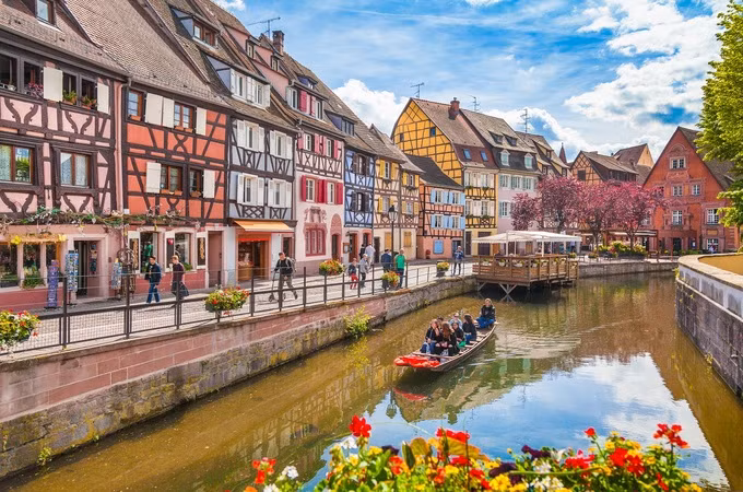 Ngôi làng cổ kính này còn được mệnh danh là “Venice thu nhỏ”. Nó nằm ở vùng Alsace ở phía đông bắc nước Pháp, được bao quanh bởi con kênh và có dòng sông nhỏ chạy dọc vô cùng thơ mộng. Tại đây, các ngôi nhà, con phố đều mang nét kiến trúc từ thời Phục hưng với nhiều màu sắc sặc sỡ với mái nhà dốc vô cùng độc đáo. Ngôi làng cổ kính này còn được mệnh danh là “Venice thu nhỏ”. Nó nằm ở vùng Alsace ở phía đông bắc nước Pháp, được bao quanh bởi con kênh và có dòng sông nhỏ chạy dọc vô cùng thơ mộng. Tại đây, các ngôi nhà, con phố đều mang nét kiến trúc từ thời Phục hưng với nhiều màu sắc sặc sỡ với mái nhà dốc vô cùng độc đáo.